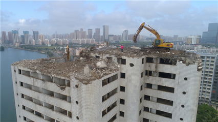 海南海口 挖掘機“爬上”22層高樓作業，城市更新中的綠色拆除新篇