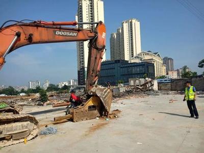 違建！凱里假日廣場(chǎng)上千平方米建筑被拆除，引發(fā)關(guān)注